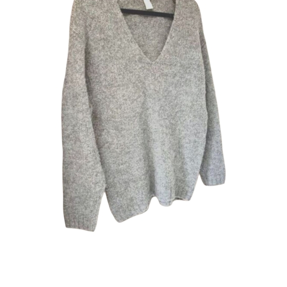 H& M Gray V- Neck Long Sleeve Sweater ( OVERSIZED) - Picture 3 of 8